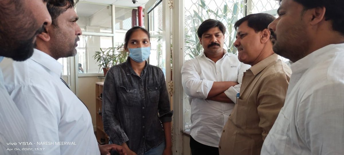 mukeshbairwaASP's tweet photo. विधायक गिर्राज मलिंगा द्वारा किए गए कायराना हमले में घायल एईएन हर्षाधिपती वा��्मीकि जी से व उनके परिवार से मिलकर एएसपी भीम आर्मी राजस्थान की पूरी टीम ने उनके निवास व एसएमएस ट्रोमा सेंट्रल पहुँच कर की मुलाक़ात।भीम आर्मी चीफ़ भाई चंद्र्शेखर ने फ़ोन पर की बात ।⁦@BhimArmyChief⁩ https://t.co/Aw2aDQ9nHO