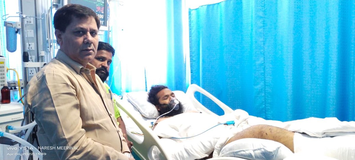 mukeshbairwaASP's tweet photo. विधायक गिर्राज मलिंगा द्वारा किए गए कायराना हमले में घायल एईएन हर्षाधिपती वा��्मीकि जी से व उनके परिवार से मिलकर एएसपी भीम आर्मी राजस्थान की पूरी टीम ने उनके निवास व एसएमएस ट्रोमा सेंट्रल पहुँच कर की मुलाक़ात।भीम आर्मी चीफ़ भाई चंद्र्शेखर ने फ़ोन पर की बात ।⁦@BhimArmyChief⁩ https://t.co/Aw2aDQ9nHO