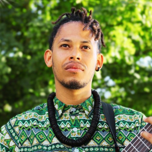 Demain à 22H15 CONCERT DE CLÔTURE avec ZêThó!!!
ZêThó est né à Belém, ville multiculturelle à l'entrée de l'Amazonie Brésilienne.
Il fait danser les gens à travers les rythmes brésiliens (Samba, Lambada, Axé, Forró, Carimbó...) en créant un lien fort et unique avec son public.
