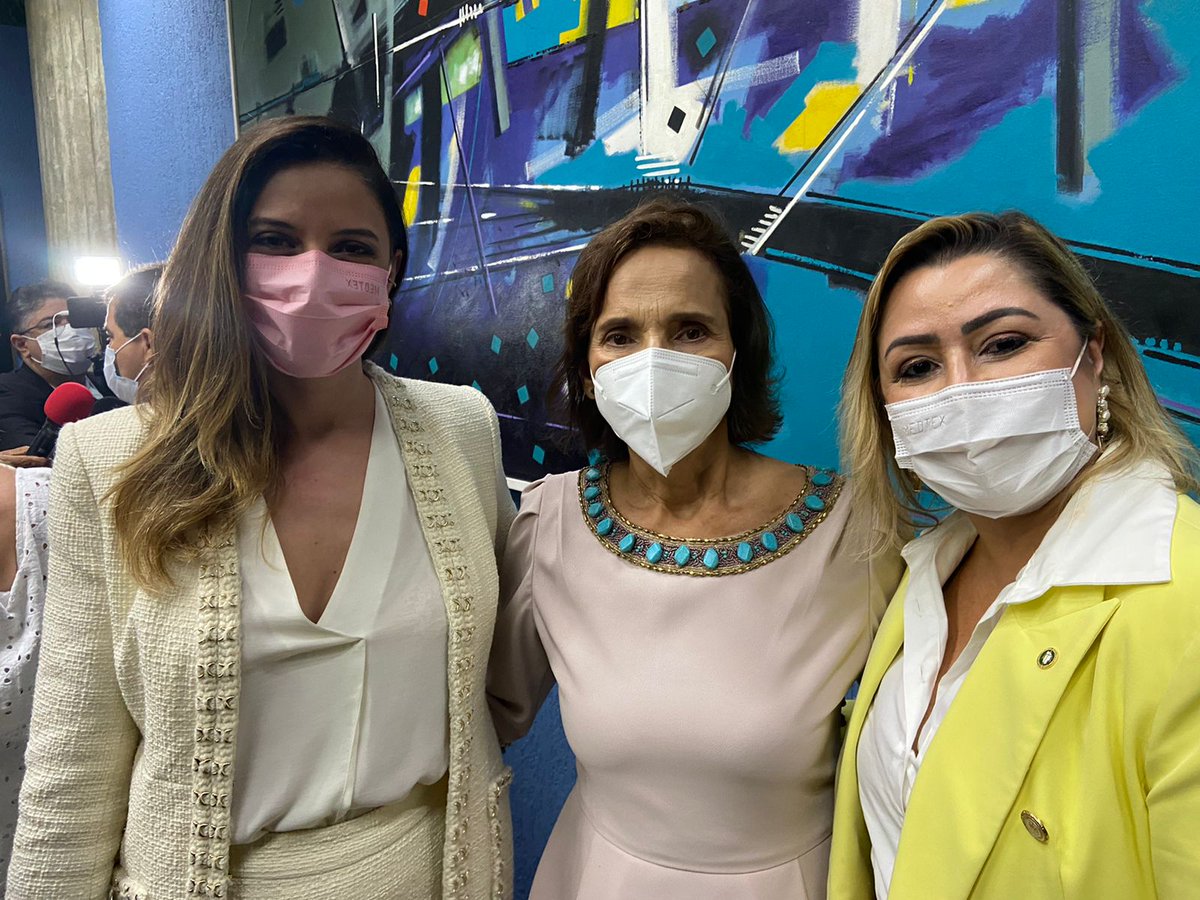 adpec_oficial's tweet photo. 📣 No último sábado, 2 de Abril, foi realizada a sessão solene para a posse de Izolda Cela como Governadora do Ceará. Na ocasião, a #ADPEC, por meio da sua presidenta, Andréa Coelho, e a Diretora Parlamentar, Kelviane Barros, prestigiaram a primeira mulher Governadora no Ceará. https://t.co/2lFSMRkPRq