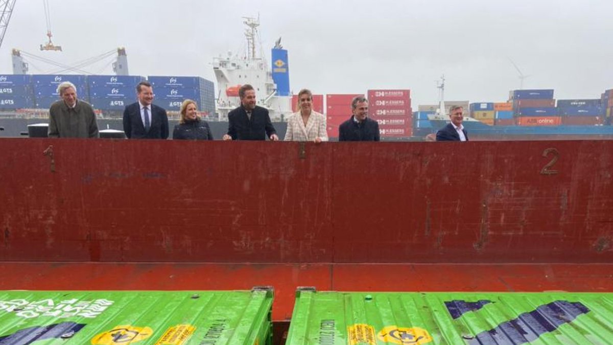 PortOfMoerdijk's tweet photo. Minister Harbers (I&amp;W), De Jonge (V&amp;RO) en staatssecretaris Heijnen (I&amp;W) bezoeken met de gedeputeerden van Zuid-Holland, Noord-Brabant, Limburg en Gelderland een van de belangrijkste knooppunten in de goederencorridor Oost en Zuidoost: Port of Moerdijk. https://t.co/4t8xk83YsH https://t.co/PypHEZZTXJ