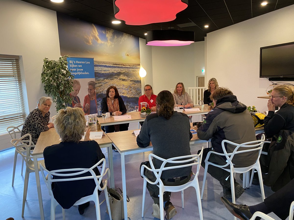 NicoletGroots's tweet photo. @ConnyHelder hoort dat Kim, Remy, Sven en Diana vertellen over hun passie voor zinvol werk bij dagbesteding Terrein en Groen op @sHeerenLoo. Alles groen en schoon houden, veilig werken door diploma VCA, leren van grasmaaien, bladblazen. Hoe dat werkt, zag ze buiten. @VGNbranche https://t.co/xHrOm8mQ4r