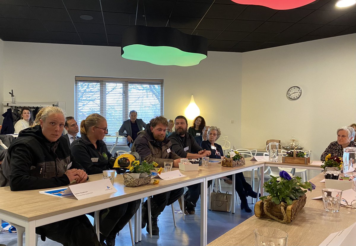 NicoletGroots's tweet photo. @ConnyHelder hoort dat Kim, Remy, Sven en Diana vertellen over hun passie voor zinvol werk bij dagbesteding Terrein en Groen op @sHeerenLoo. Alles groen en schoon houden, veilig werken door diploma VCA, leren van grasmaaien, bladblazen. Hoe dat werkt, zag ze buiten. @VGNbranche https://t.co/xHrOm8mQ4r