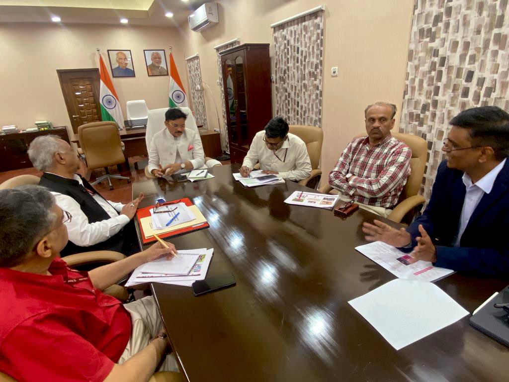 devusinh's tweet photo. Reviewed the functioning of India Post Payments Bank - (IPPB). 

It offers Yeoman service of financial inclusions at the door steps of crores of citizens in rural India. https://t.co/am115J0iQ7