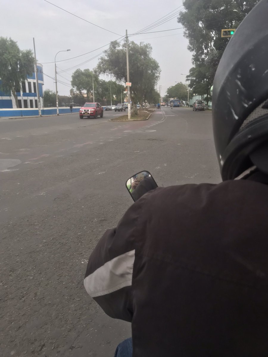 JeyValenciaG's tweet photo. #ParoDeTransportistas Agradezco al señor que me vio caminando al trabajo y me dijo sube a la moto voy por ahí tkm señor 🫡 https://t.co/n6fTo08etS