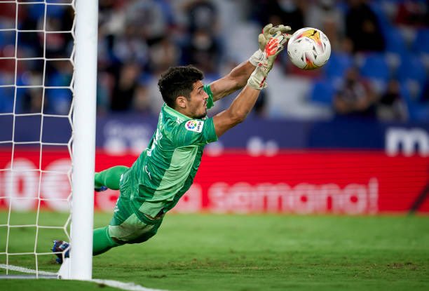 RCCelta's tweet photo. Di𝐌𝐔𝐑𝐎 es... 🙅⛔🙌 ¡𝔼𝕃 ℙ𝔸ℝ𝔸ℙ𝔼ℕ𝔸𝕃𝕋𝕀𝕊!
Primer portero de nuestra historia en detener 4⃣ penaltis en una temporada de @LaLiga. ¡Dale, papá! 🧉
#DiMuro #RCCelta https://t.co/ggpBOKXRaa