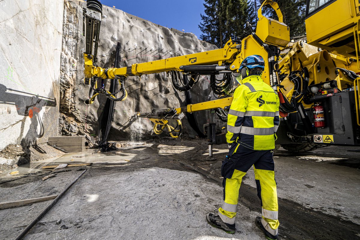 I dag starter Sporveien byggingen av den nye T-banetunnelen fra Østensjøveien i retning Hellerud. Tunnelboringen på Østensjøbanen er dermed i gang! Tunnelen og det nye sporet mellom Brynseng og Hellerud er forventet tatt i bruk høsten 2023.
Les mer her: bit.ly/3u6JYd6