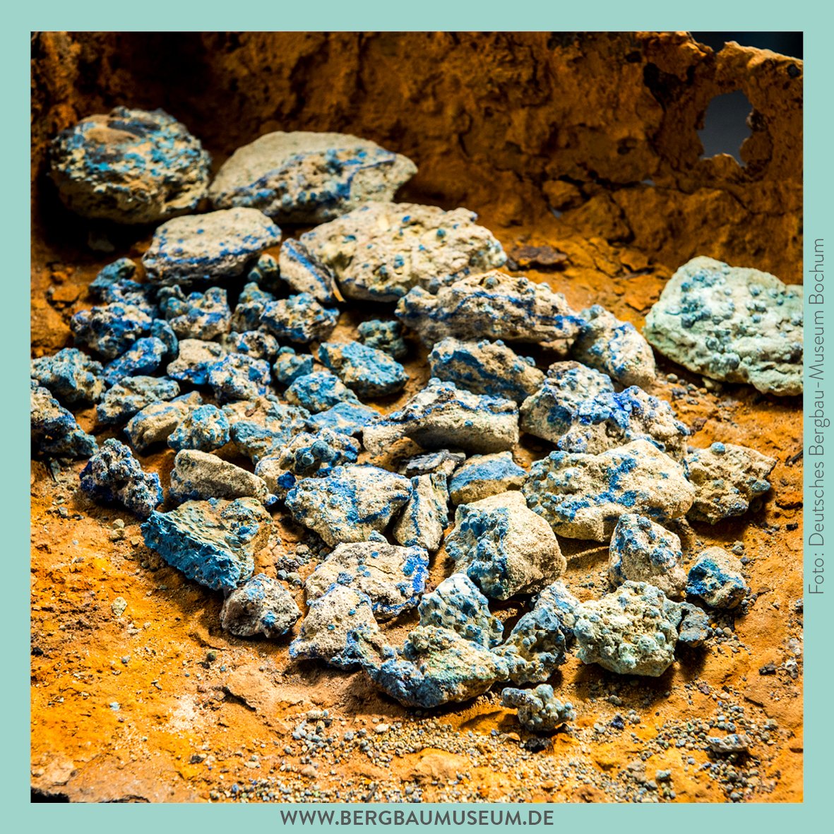 dbmbochum's tweet photo. Mit uns erlebt Ihr im April Euer blaues Wunder, denn in diesem Monat kommt Farbe ins Spiel! Die #GeoressourceDesMonats April ist #Azurit.
Den Einstieg machen 5 Fakten über das Mineral. ⬇️
@TUBergakademie
#DBMBO #ThemenMonatAzurit #GutZuWissen #Bodenschätze https://t.co/Y5Tm3222tC