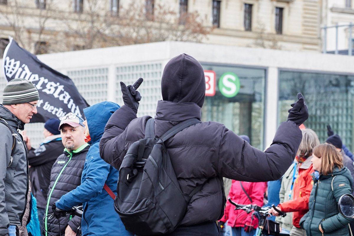 herderpark's tweet photo. Es lohnte kaum, den Mittelfinger von #le0204 wieder zu krümmen, schon #le0404 marschieren die Schwurbler erneut, nicht nur in der Innenstadt. Sie laden ab 18 Uhr zu neun Treffpunkten allein in #Leipzig, von Böhlitz-Ehrenberg bis Engelsdorf. Nehmt's - Button am Cap - persönlich! https://t.co/EiJtCw5Uqf