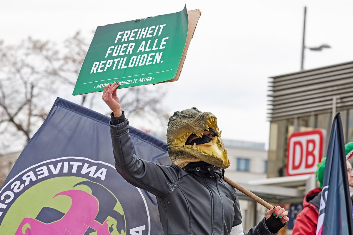 herderpark's tweet photo. Es lohnte kaum, den Mittelfinger von #le0204 wieder zu krümmen, schon #le0404 marschieren die Schwurbler erneut, nicht nur in der Innenstadt. Sie laden ab 18 Uhr zu neun Treffpunkten allein in #Leipzig, von Böhlitz-Ehrenberg bis Engelsdorf. Nehmt's - Button am Cap - persönlich! https://t.co/EiJtCw5Uqf