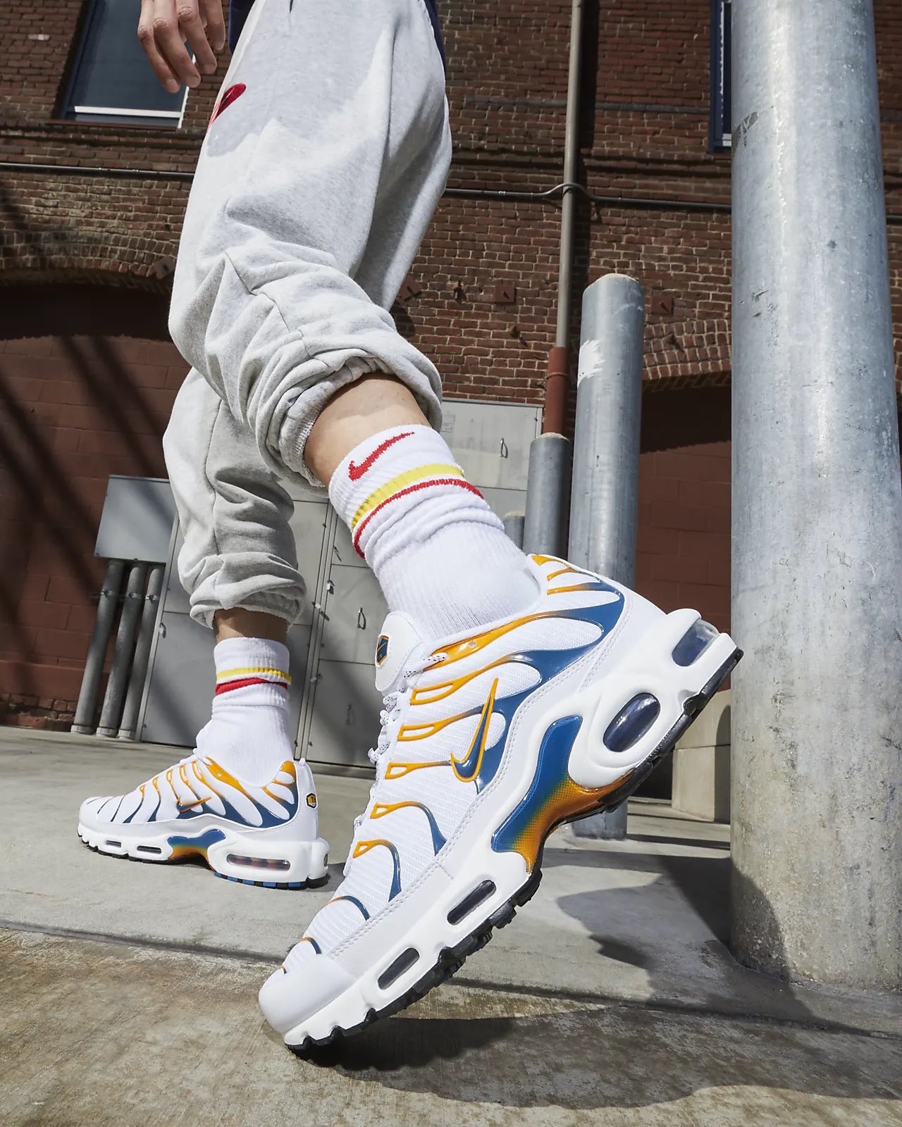 on Twitter: "NEW: Nike Air Plus 'White/Kumquat' Shop -&gt; https://t.co/KslrrZcqAL https://t.co/OGVag2vypX" /