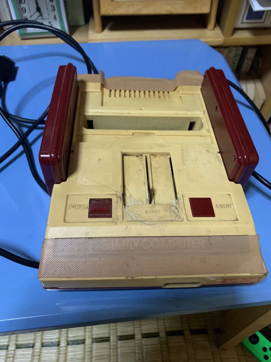 一部破損してるけど一応動作する実家のファミコン。現物は思ってたより破損してた 