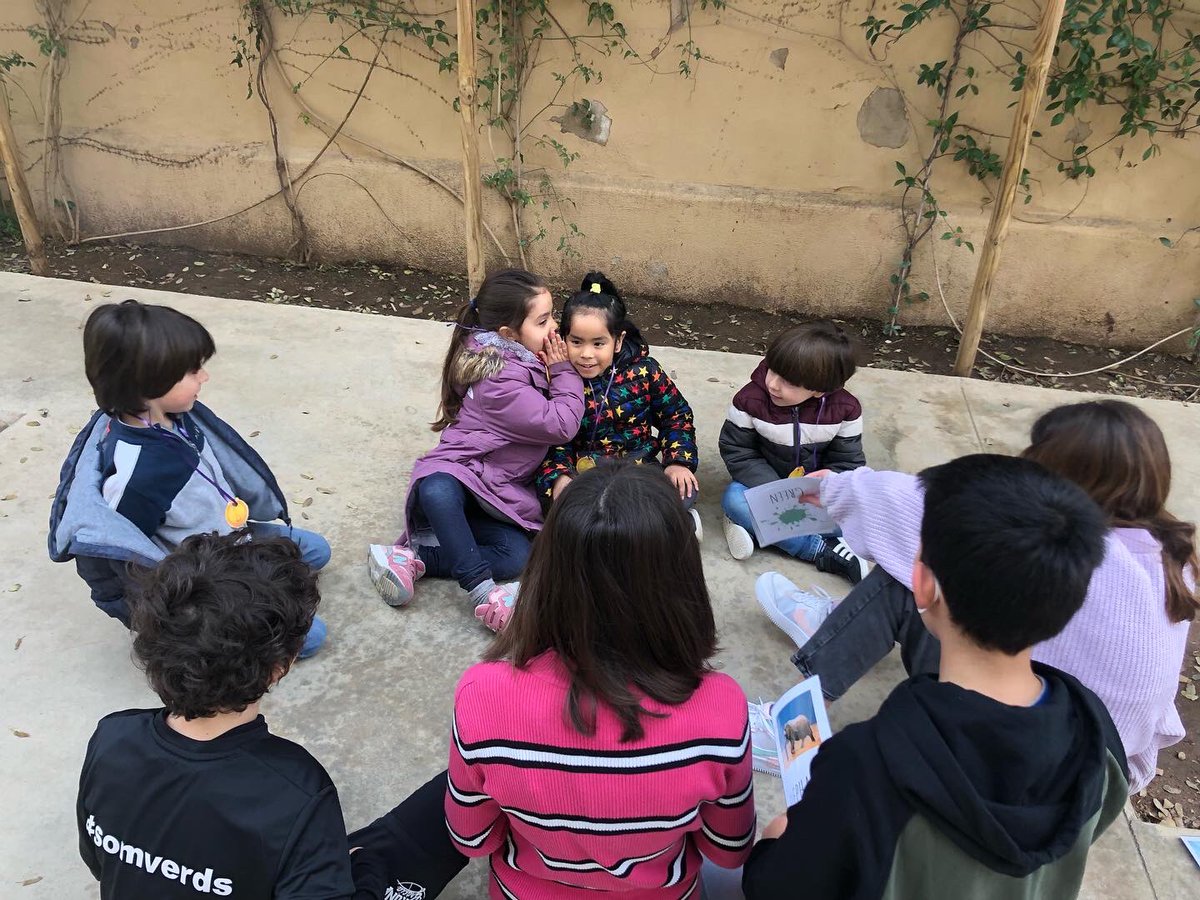 VedrunaGracia's tweet photo. Ja fa setmanes que l’alumnat de 6è porta preparant les jornades ‘Let’s Teach’. En aquestes, els nois i noies de 6è han muntat un seguit d’activitats lúdiques al pati, totes elles en anglès, pels infants de P5.
S’ho han passat d’allò més bé plegats 💫 #trobadesmàgiques #letsteach https://t.co/aDdkqikwPU