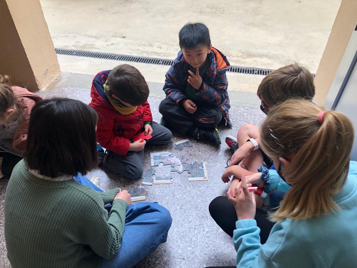 VedrunaGracia's tweet photo. Ja fa setmanes que l’alumnat de 6è porta preparant les jornades ‘Let’s Teach’. En aquestes, els nois i noies de 6è han muntat un seguit d’activitats lúdiques al pati, totes elles en anglès, pels infants de P5.
S’ho han passat d’allò més bé plegats 💫 #trobadesmàgiques #letsteach https://t.co/aDdkqikwPU