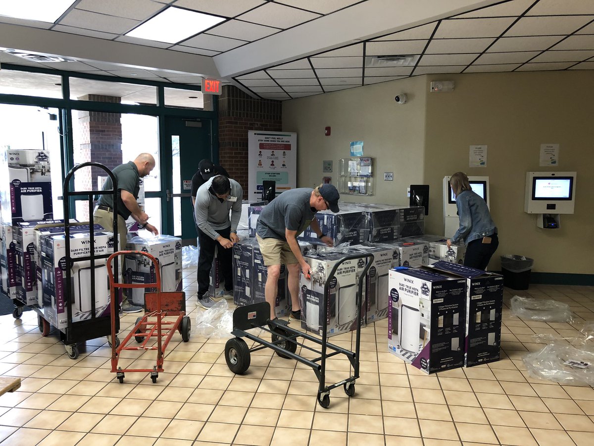 Huge thank you to our Dads Club for helping out Bear Creek this morning!! We appreciate you delivering boxes to classrooms! It’s so great having volunteers in the building!! #teambce #WeAreGCISD