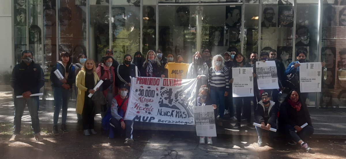 MUPArgentina's tweet photo. En el cierre del Ciclo del #MesDeLaMemoria, l@s compañer@s de los Frentes de Juventudes, de Géneros e Igualdad de Oportunidades y el resto de la militancia del MUP visitaron el @MuseoSitioESMA.
#MemoriaVerdadJusticia
#MUPConTodos #MUPPresente https://t.co/KuVDQuyHej