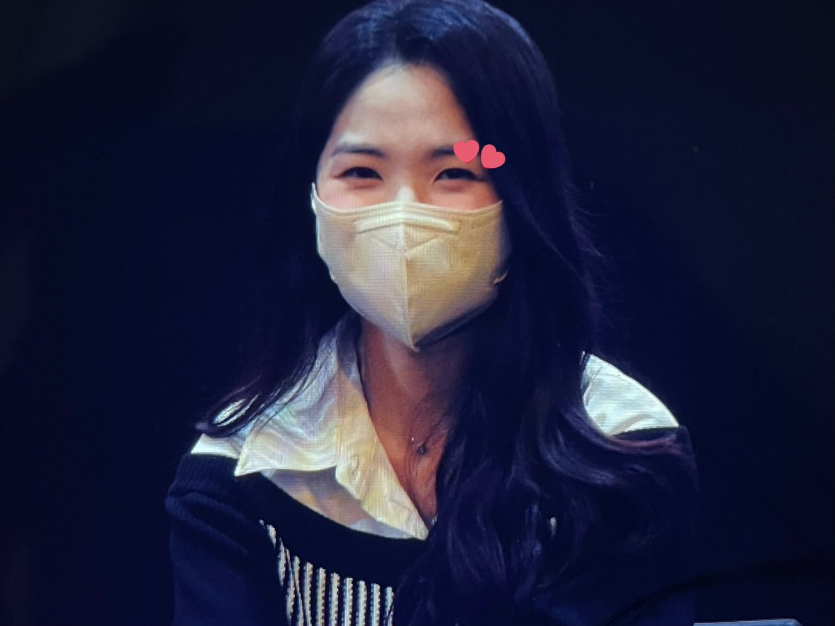 렌즈에 손하트 갈기고 있으니까 냅다 웃어주는 여성 다들 어때? #불도저에탄소녀 #김혜윤