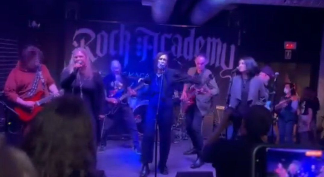 vernaflaminga's tweet photo. She's a rock girl, baby! https://t.co/SDNt3i85Tq
