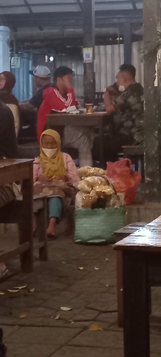 kinderJoy_31's tweet photo. Tolong bantu retweet atau bagi yg di jogja tlong bntu membeli dagangan nenek ini,kasian masih berdagang sampai malam hari sedari pagi.
 
Beliau berdagang lokasi nya di alun-alun utara
 pendopo lawas https://t.co/o1y7l90UtU