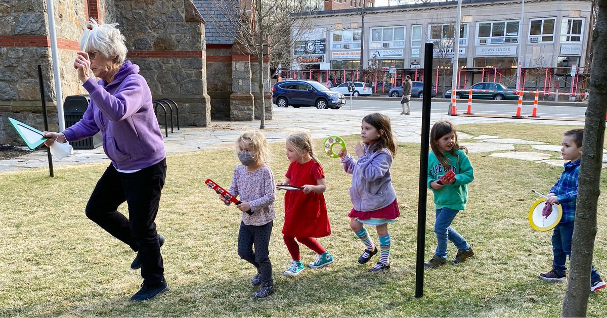 BostonCitySing's tweet photo. Featuring our Cambridge Children's Chorus Kodaly Singers hard at work on their rhythmic skills with the help of some special friends, with Wendy Silverberg @wjs_bcs 

#bostoncitysingers #cambridgechildrenschorus #choir #kodaly #cambridgema #singing https://t.co/E6hhHISx66