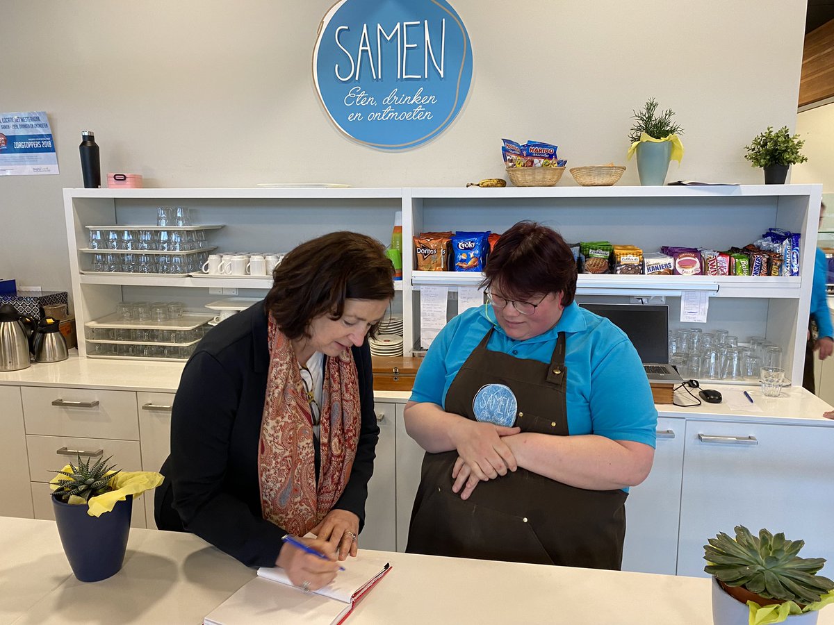 NicoletGroots's tweet photo. Christa en Jasmijn werken lange tijd bij @sheerenloo Het Westerhonk en spraken @ministerLZS @ConnyHelder aan in hun werkplek Samen op @sHeerenLoo Het Westerhonk. Ze serveerden haar graag koffie en glunderden erna samen op de foto na een praatje en handtekening #trots @VGNbranche https://t.co/9NGFcJsOVE