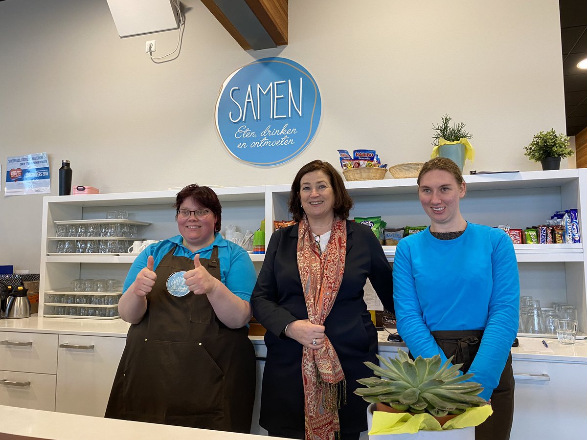 NicoletGroots's tweet photo. Christa en Jasmijn werken lange tijd bij @sheerenloo Het Westerhonk en spraken @ministerLZS @ConnyHelder aan in hun werkplek Samen op @sHeerenLoo Het Westerhonk. Ze serveerden haar graag koffie en glunderden erna samen op de foto na een praatje en handtekening #trots @VGNbranche https://t.co/9NGFcJsOVE