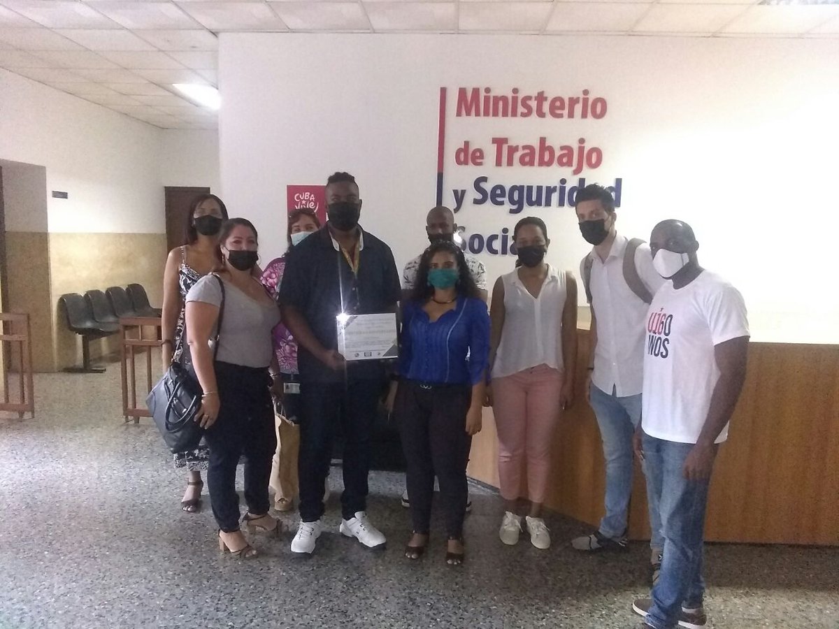 plaza_ujc's tweet photo. Muchas felicidades a los jóvenes del Ministerio de Trabajo y Seguridad Social que recibieron hoy de manos de nuestro Comité Municipal la condición Centro 60 Aniversario #VamosConTodo @UJCdeCuba https://t.co/yessDjJS9f