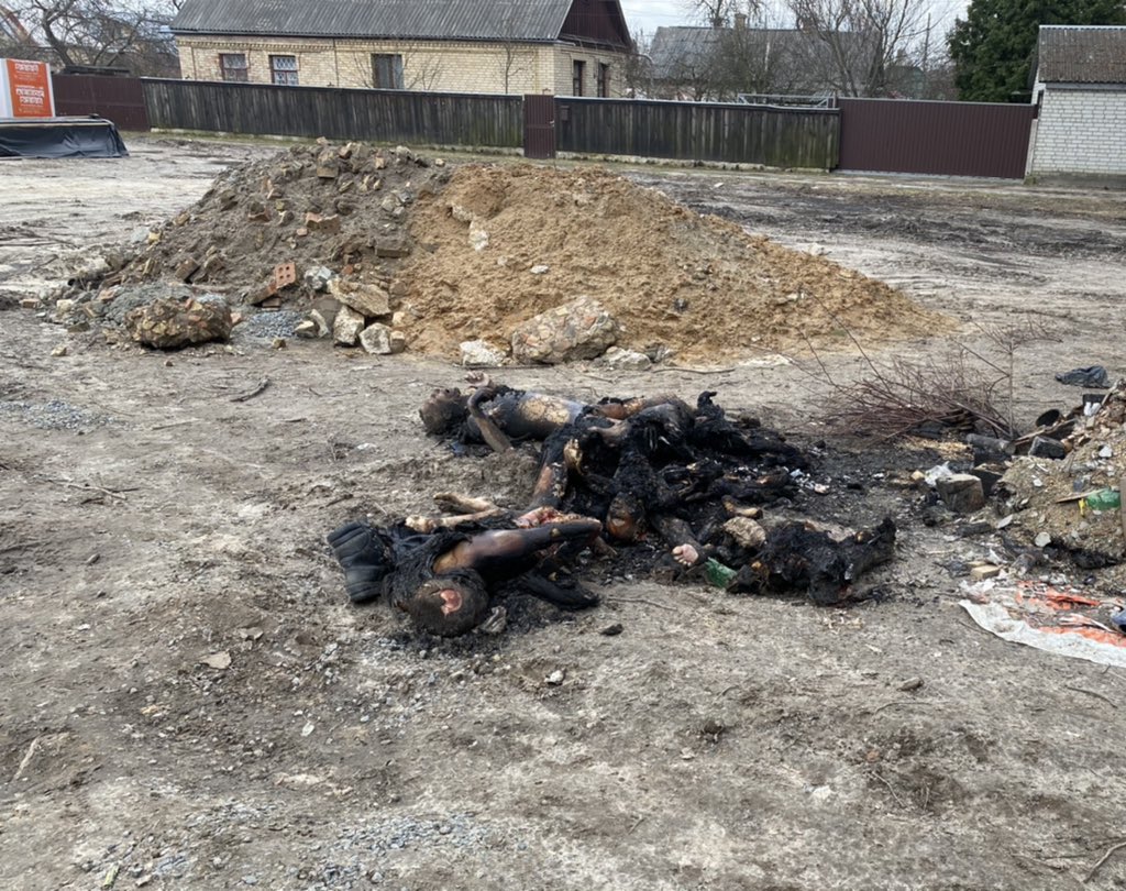 Bucha, oggi.

Corpi carbonizzati di tre adulti e un bambino.
Secondo un vicino i soldati russi li hanno uccisi mentre cercavano di scappare e poi hanno dato fuoco ai loro corpi.