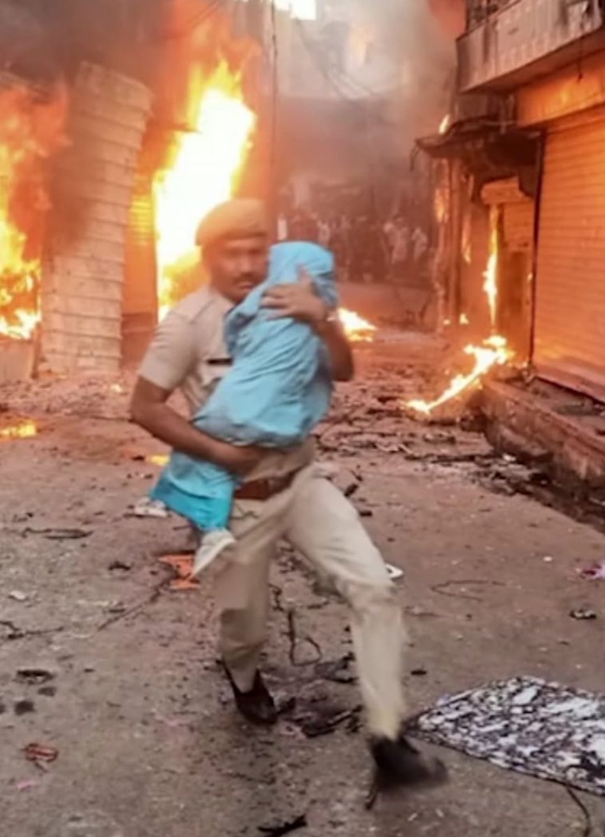 srinivasiyc's tweet photo. Netresh Sharma, Take a bow!! 🇮🇳🙏
पूरे देश को आप पर गर्व है| @PoliceRajasthan https://t.co/wtGYRLZIaH