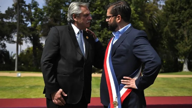 PlrLatina's tweet photo. Gabriel Boric y Alberto Fernández se reunirán hoy. Seguro hablarán de la salvación de los pueblos hundidos en la marginalidad, la represión, el endeudamiento y ... Ah no, es cierto, ellos propios han aplicado esas herramientas contra el pueblo. 

Síguenos https://t.co/fD8I8UL6cA https://t.co/Jiy3QqHZfg