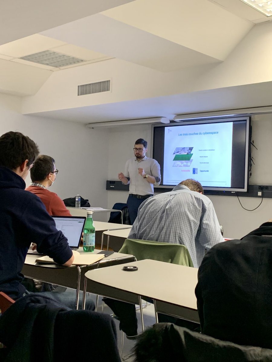 ParolesDefense's tweet photo. Le 8 mars dernier, @ParolesDefense a eu le plaisir d'accueillir Thomas Graindorge, conseiller juridique du @ComcyberFR.

Les membres ont pu découvrir le cadre juridique et les risques inhérents au domaine de la #cyberdéfense, ainsi que les missions du COMCYBER. https://t.co/qlTMR6N7QZ