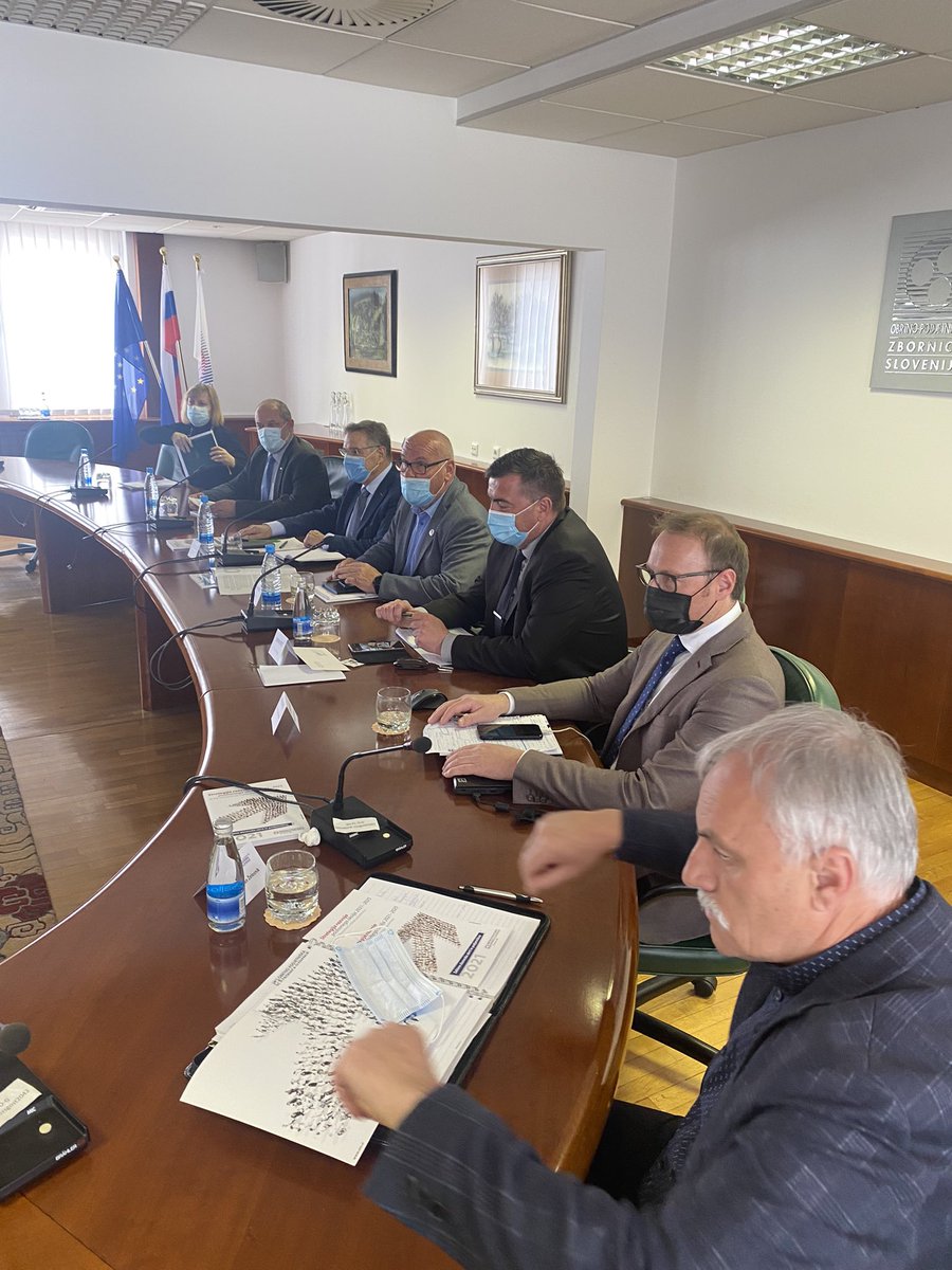 Z <a href="/AlojzKovsca/">Alojz Kovšca</a> <a href="/PovezimoSlo/">Povežimo Slovenijo</a> se vodstvom OZS pogovarja o zahtevah in problemih malega gospodarstva. Kovšca zagotavlja vso podporo obrtnikom in podjetnikom. #Volitve2022