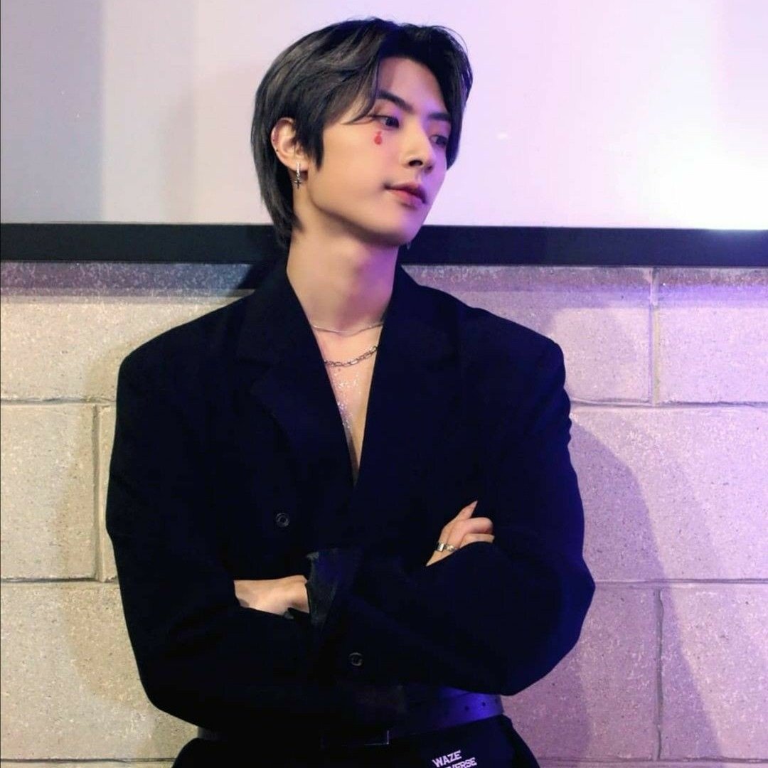 Apreciação de hoje: Kanghyun de preto 🖤