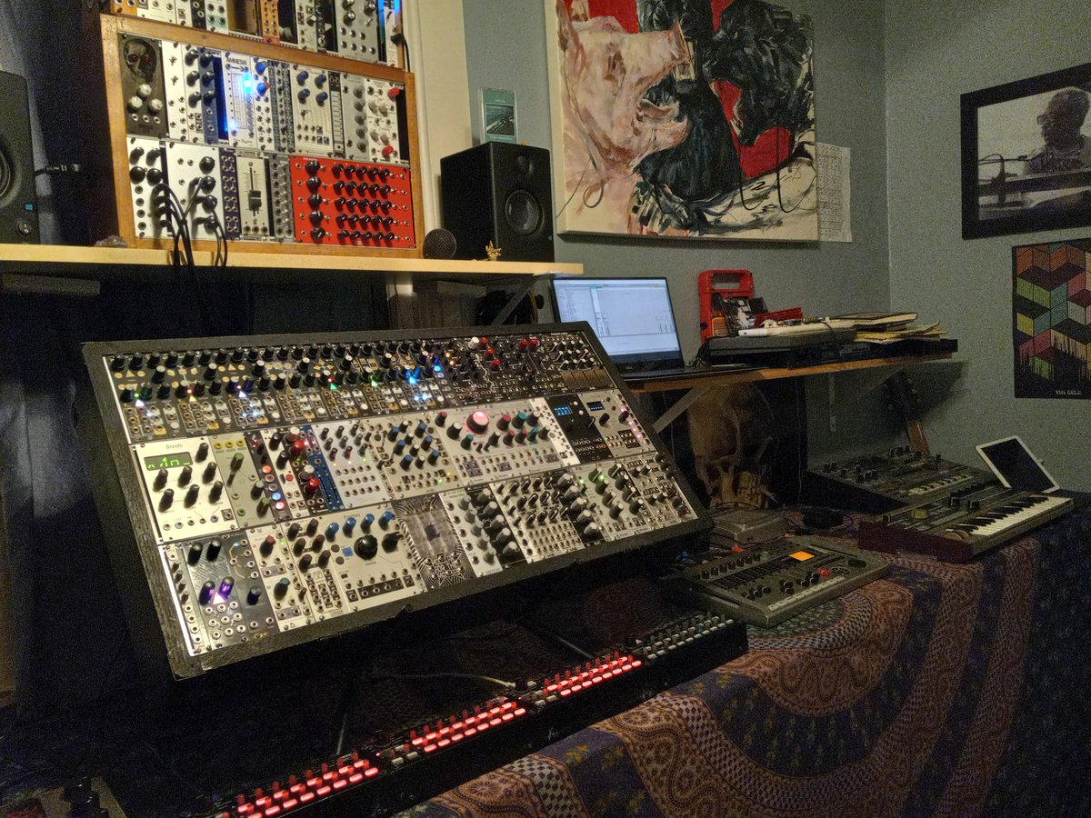 soundunit's tweet photo. Cleaned up the workspace not to start patching. #Mondaymodular #eurorack #eurorackmodularaynth https://t.co/gwnYHjCg5x