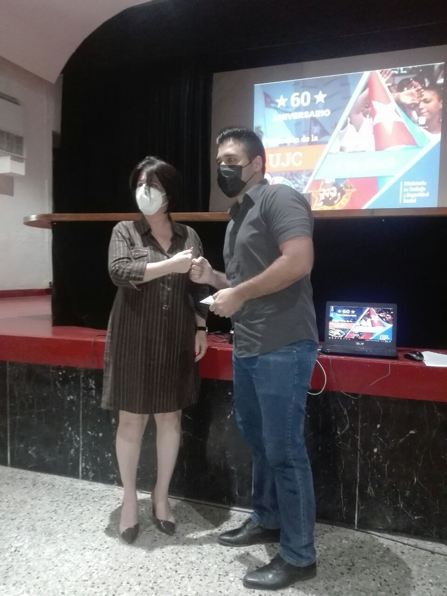plaza_ujc's tweet photo. Esta vanguardia sigue sumando valerosos jóvenes a sus filas en este caso a dos nuevos jóvenes del Ministerio de Trabajo y Seguridad Social #VamosConTodo @UJCdeCuba https://t.co/e7IWGko144