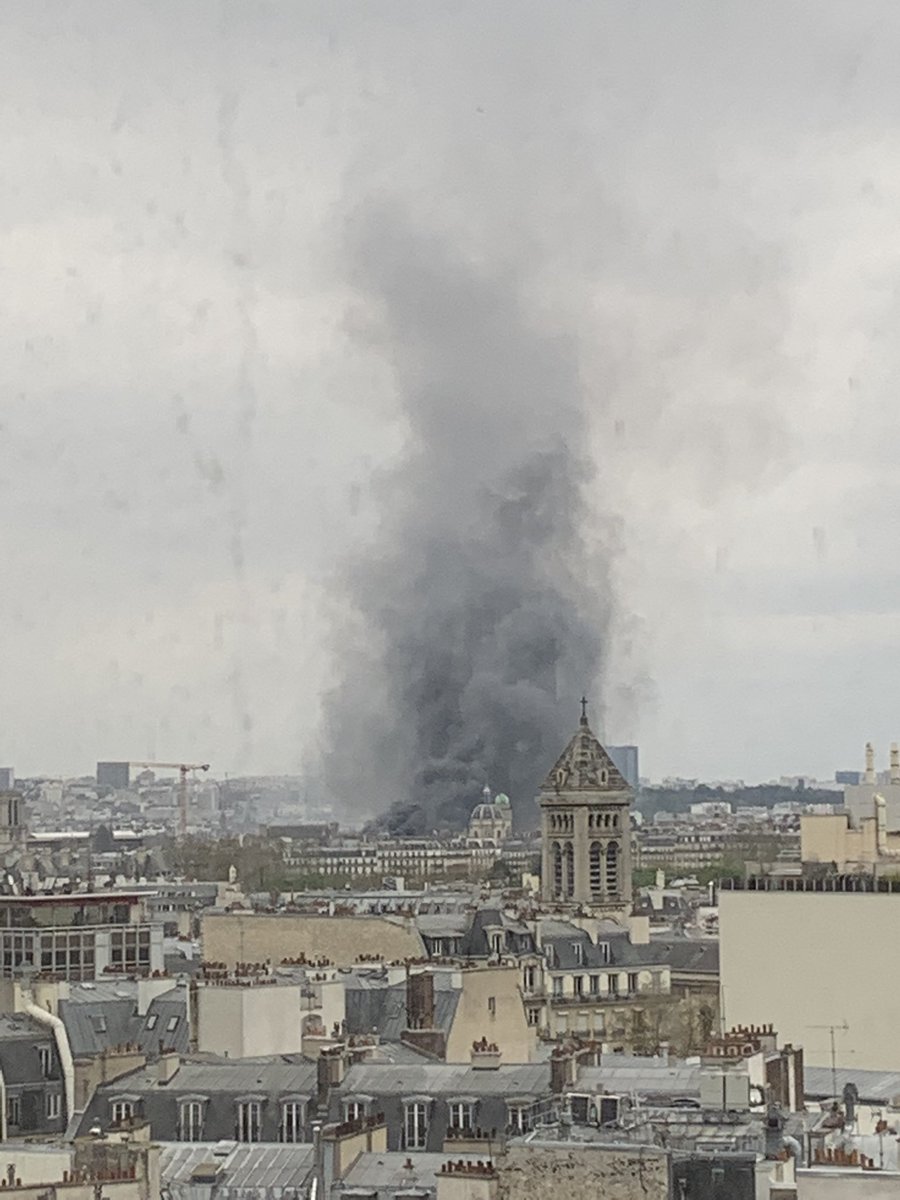 zeedevoss's tweet photo. Incendie à Paris apparu en quelques minutes https://t.co/wYY42p8MiZ