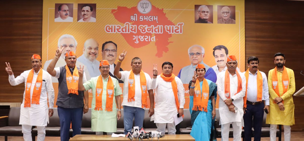 pradipsinhbjp's tweet photo. "भाजपा है तो भरोसा है"

वडोदरा जिले के राजकीय एवं सामाजिक कार्यकर्ता भाजपा में शामिल हुए, सभी का भाजपा परिवार में स्वागत है । https://t.co/uQIf0ToSqN