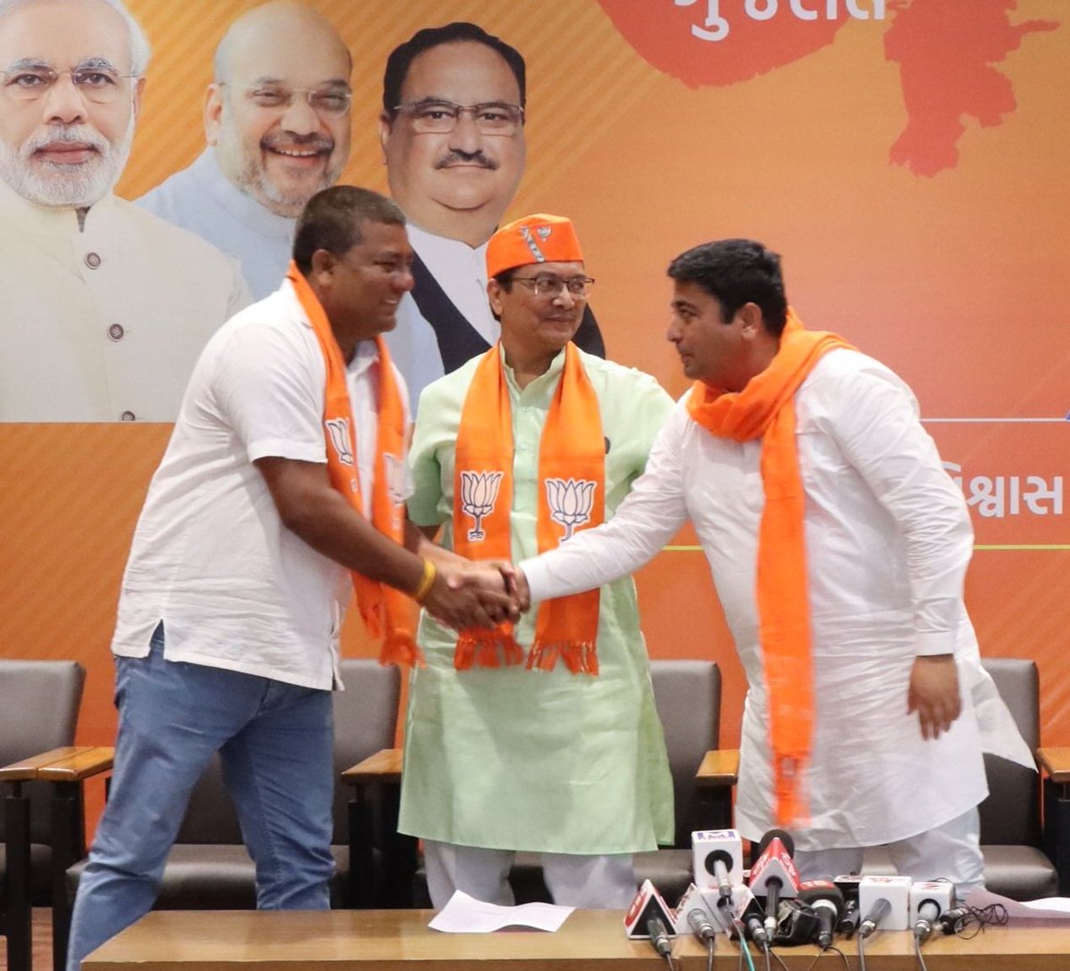 pradipsinhbjp's tweet photo. "भाजपा है तो भरोसा है"

वडोदरा जिले के राजकीय एवं सामाजिक कार्यकर्ता भाजपा में शामिल हुए, सभी का भाजपा परिवार में स्वागत है । https://t.co/uQIf0ToSqN