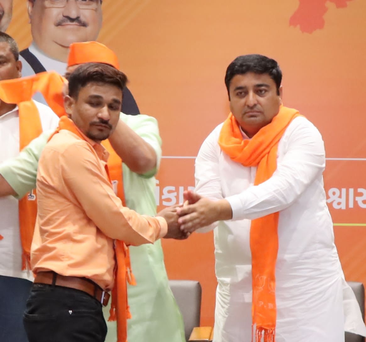 pradipsinhbjp's tweet photo. "भाजपा है तो भरोसा है"

वडोदरा जिले के राजकीय एवं सामाजिक कार्यकर्ता भाजपा में शामिल हुए, सभी का भाजपा परिवार में स्वागत है । https://t.co/uQIf0ToSqN