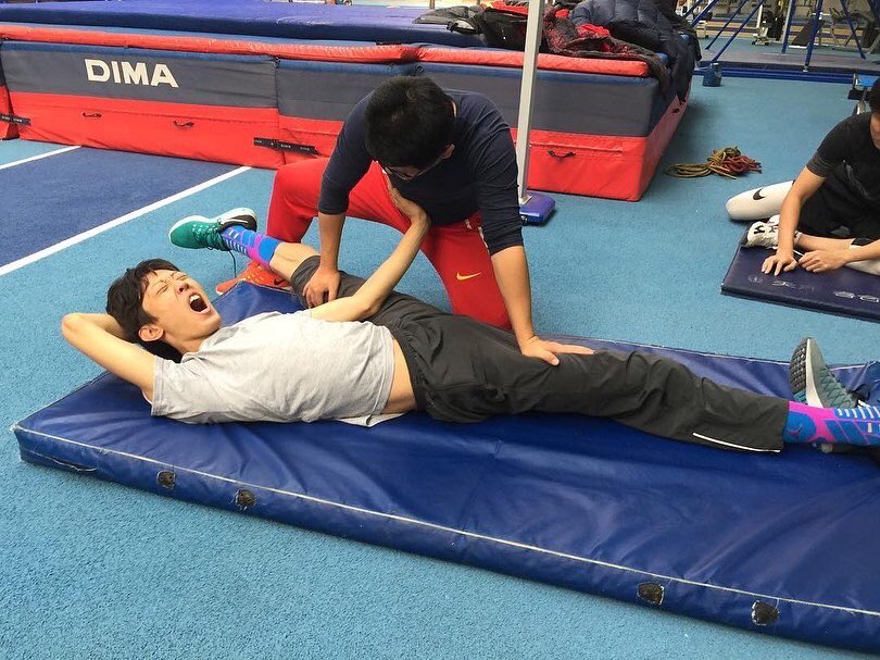 boysinsplits's tweet photo. China elite high jump athlete gets brutal stretched from coach and he almost reaches #fullsplit.

Instagram @zhang_guowei928 #张国伟

#田徑 #田徑選手 #跳高 #体育生

 #我愛劈腿男
#劈腿 #拉筋 #一字馬 
#劈叉 #柔韧 #一字马
#split #stretch #splits #stretching
#開脚 #股割り #柔軟男子 https://t.co/gaflFsJ3Wm