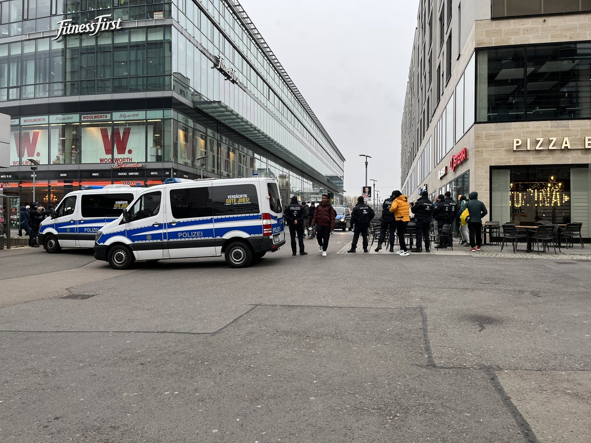 querstellenDD's tweet photo. Wir haben uns heute im Umfeld der Prager Str. zum #Querstellen bereitgehalten, aber die Polizei hat dem unangemeldeten Spaziergang vom Hbf mit nur noch 55 (durchgezählt!) verlorenen Seelen & Faschos nicht diese Bühne gegeben. 🤝 Mal schauen was der Abend noch so bringt 😇 #dd0404 https://t.co/p5IiLCnV5t