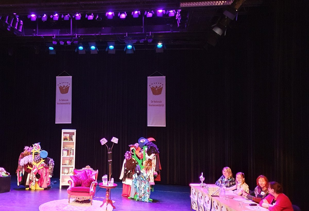 Nu nog een lege voorleesstoel. Spanning stijgt... Rachel ten Brink gaat straks voorlezen! We hebben er zin in! @BiebNoordVeluwe #Voorleeswedstrijd