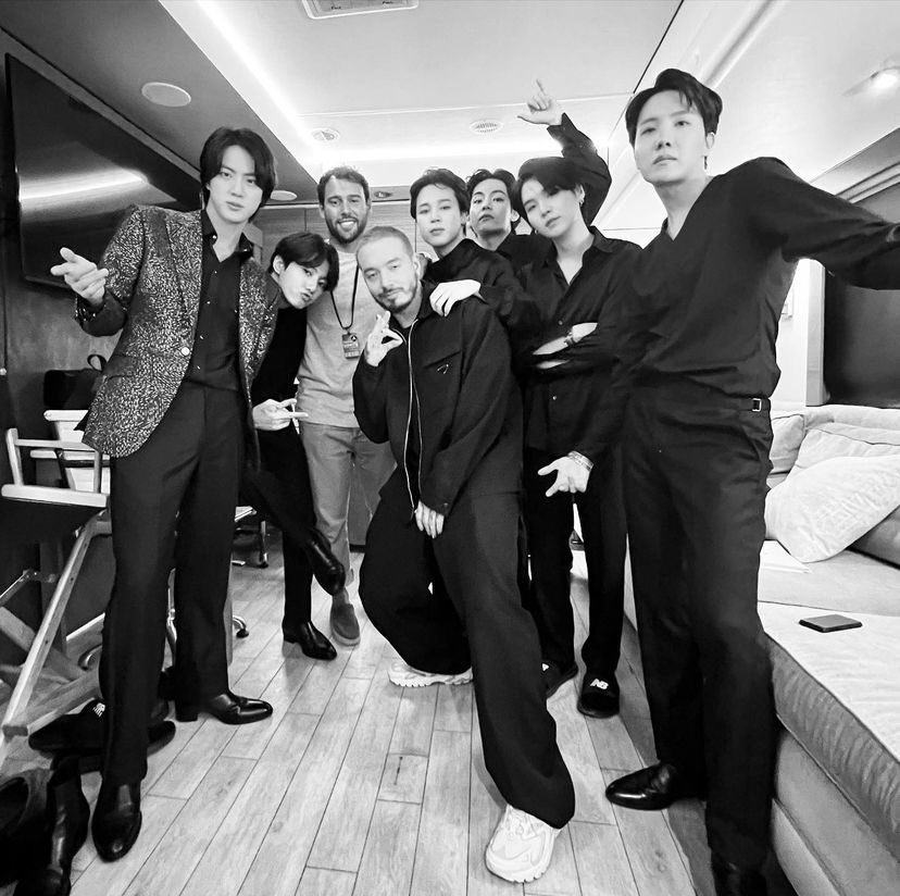btspicstwt_'s tweet image. [📸PHOTOS] @BTS_twt with J Balvin &amp;amp; Scooter Braun at the 64th #GRAMMYs Awards.