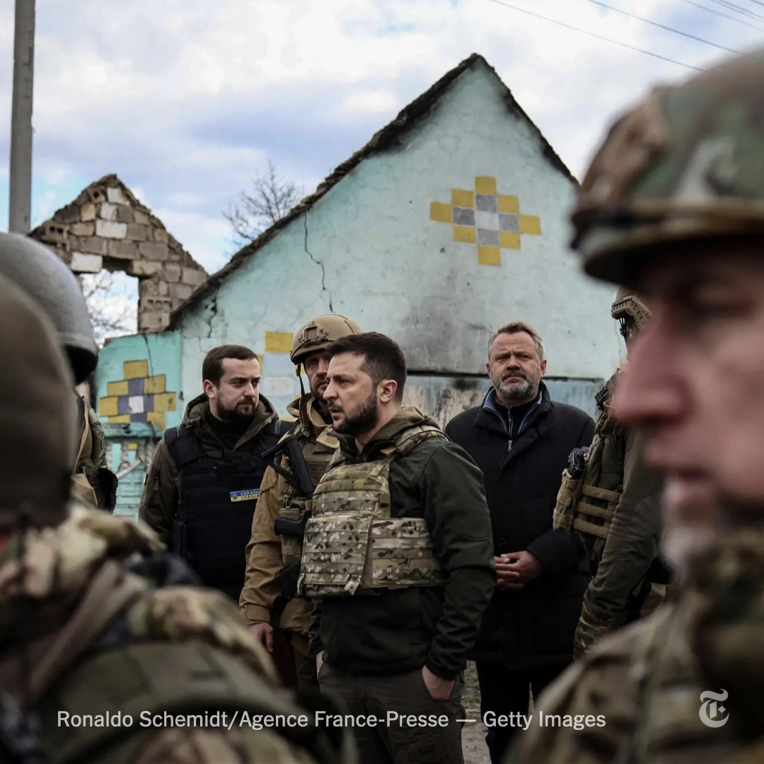 nytimes's tweet photo. President Volodymyr Zelensky visited Bucha, where emergency workers were still gathering bodies of civilian victims from streets and backyards after Russian troops withdrew, Ukrainian news media reported.
https://t.co/OWSlkRGRU2 https://t.co/1R5sWQWwXP