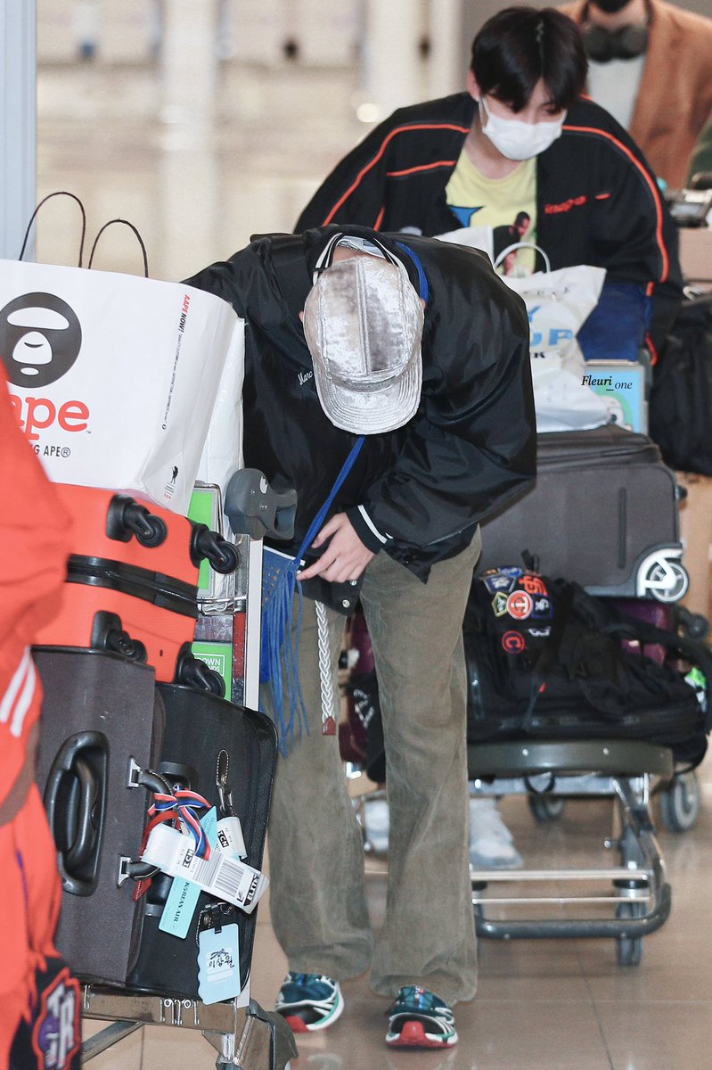 220403 ICN 🥀
[HQ]

꾸벅 기여웡

#트레이니에이 #TraineeA
#SANGWON #상원