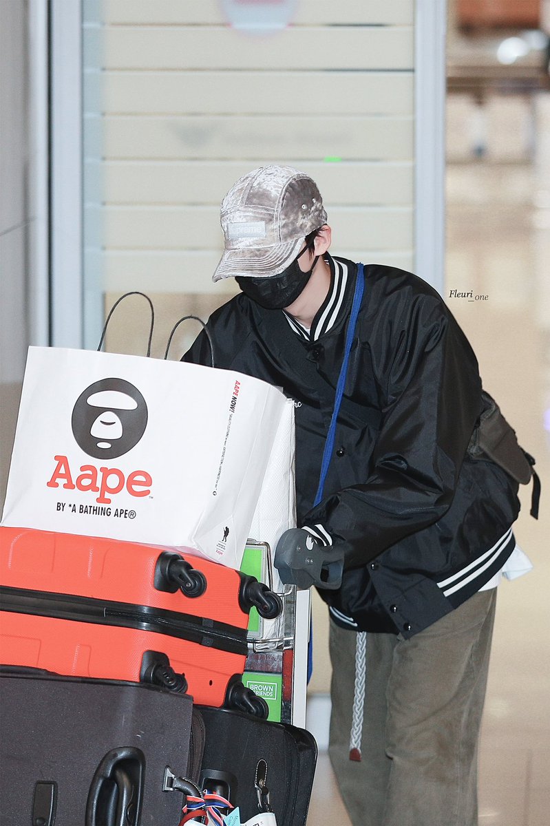fleuri_one's tweet photo. 220403 ICN 🥀
[HQ]

꾸벅 기여웡

#트레이니에이 #TraineeA
#SANGWON #상원 https://t.co/k0j1jeXoda