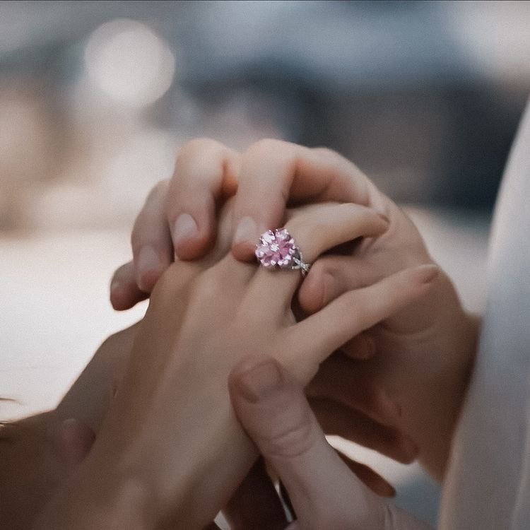 Passando para avisar que #SenÇalKapımı estreou hoje na HBO Max com o título “Será isso amor?”
A dizi chegou na plataforma dublada em espanhol (segundo a plataforma, chegará a versão em pt em breve), mas também com as opções de áudio original e legendas em português.