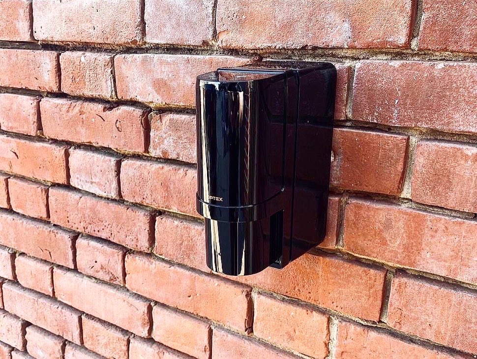 AmbushSec's tweet photo. @OPTEXSecEMEA system integrated with an existing wireless @TexecomLtd system in Wimbledon, installed last week for a client who had a recent burglary and required perimeter detections for a quicker response 🚨

On site assistance from @MOakley_OPTEX from Optex https://t.co/dTuRq25ROV