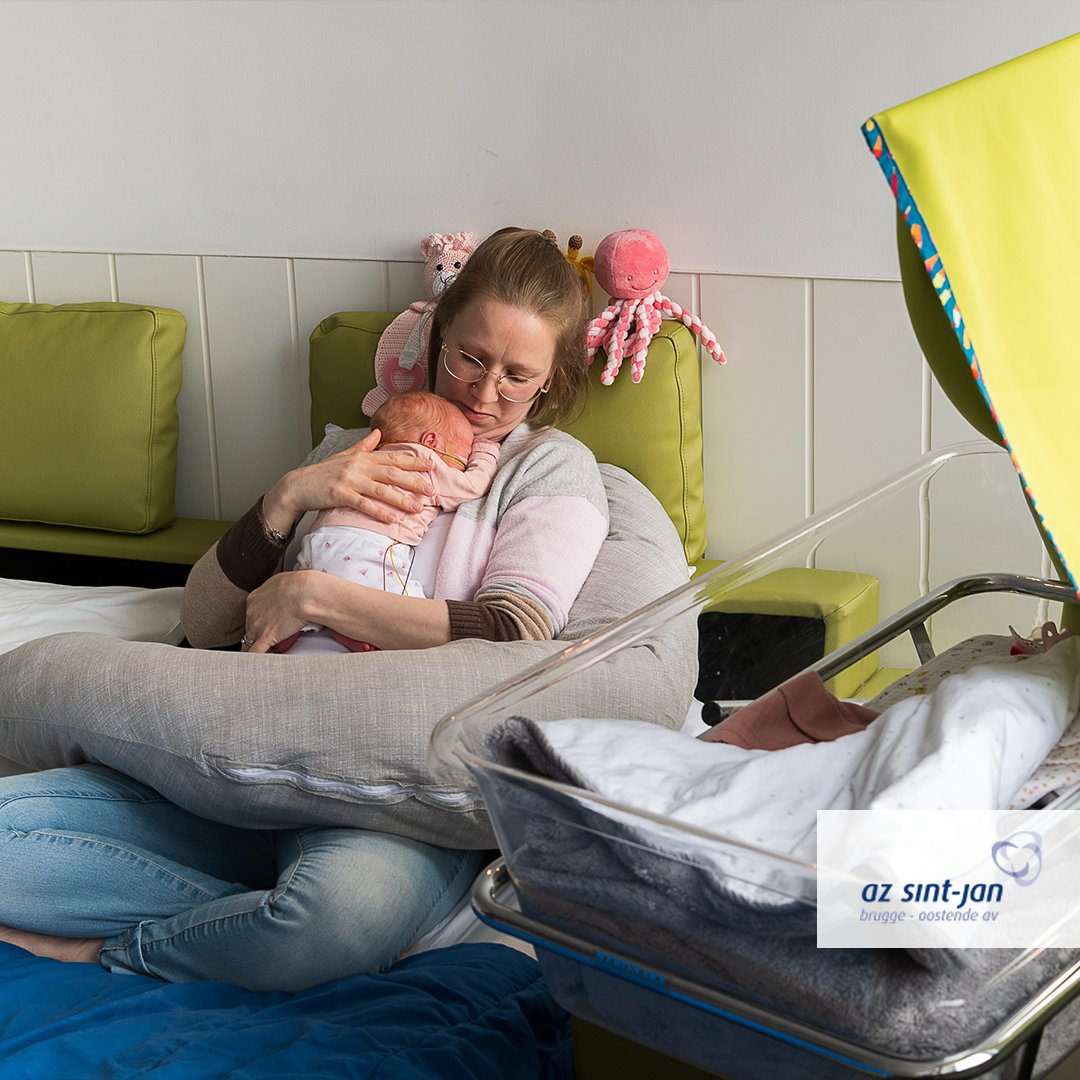 azsintjan's tweet photo. Sinds feb is er op onze dienst #Neonatologie een #roomingin-kamer. Die is vooral bedoeld om ouders voor te bereiden op het leven met de baby thuis en vertrouwen te laten opbouwen in de overname van de zorg voor hun 👶, maar ook afscheid nemen kan er in alle intimiteit. #azsintjan https://t.co/KqE9J9CLCt