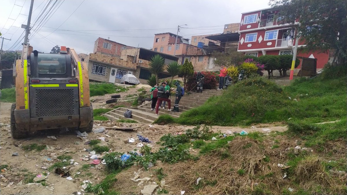 UsmeAlcaldia's tweet photo. #NuestraLabor ✅ Durante el fin de semana nuestros Gestores de seguridad y convivencia acompañaron la jornada de intervención liderada por @Promoambiental_ y @Ambientebogota sobre puntos críticos por mala disposición de residuos en barrio Villa Anita.
¡Cuidemos lo nuestro! https://t.co/C4SC3W3RRZ